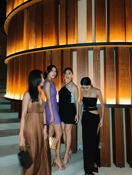 Halter mini dress warna hitam sempurna untuk pesta dansa di malam hari. [@nikitawillyofficial94]