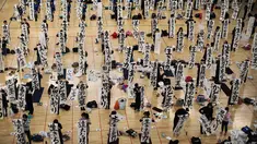 Peserta menunjukkan tulisan Jepang mereka saat mengikuti lomba kaligrafi Tokyo, Jepang (5/1). Lomba kaligrafi tulisan Jepang ini digelar setiap tahun yang diadakan pada awal tahun baru. (AFP Photo/Behrouz Mehri)