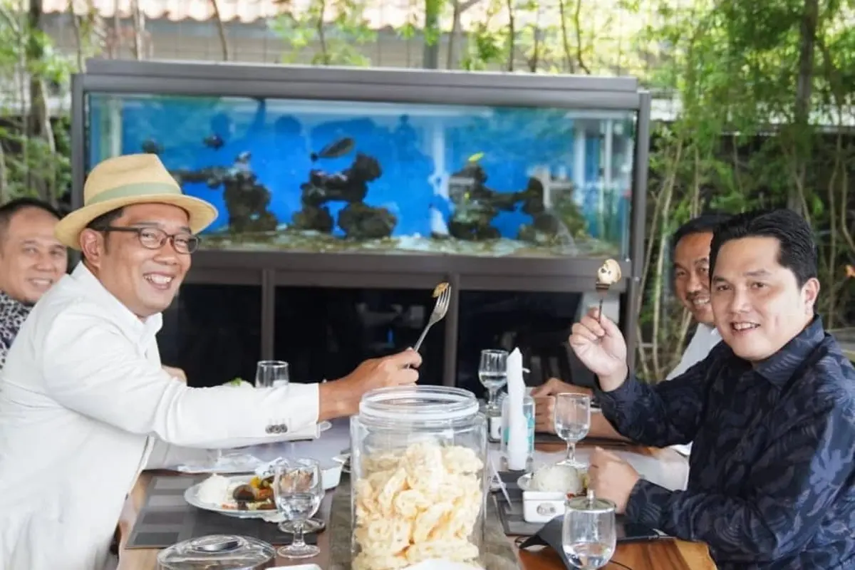 Menteri BUMN Erick Thohir menikmati makan bersama dengan Gubernur Jawa Barat Ridwan Kamil