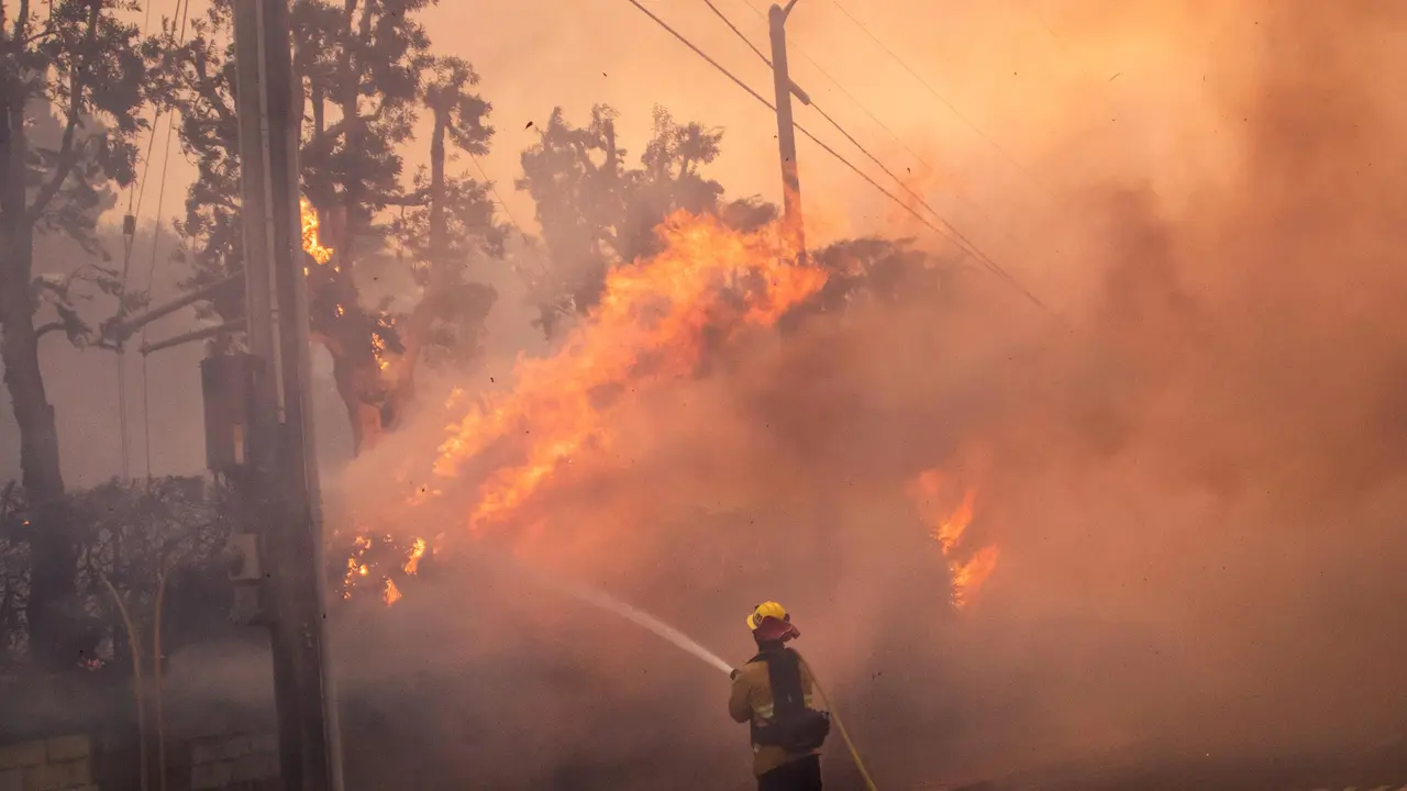 Kebakaran Hutan Meluas, Puluhan Ribu Orang di Los Angeles AS Mengungsi