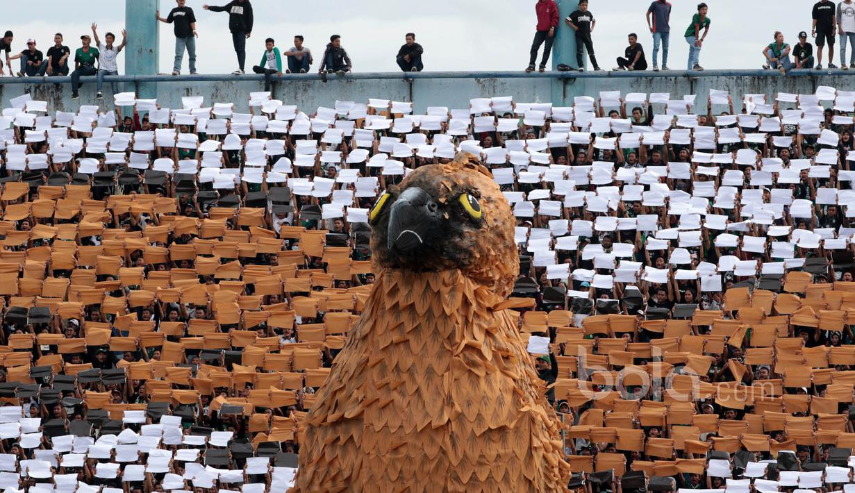 Koreografi suporter PSS Sleman pada partai pembuka  Piala Presiden 2017 di Stadion Maguwoharjo, Sleman, Sabtu (4/2/2017). (Bola.com/Nicklas Hanoatubun)