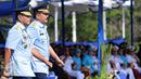 Marsekal TNI Hadi Tjahjanto (kanan) dan Agus Supriatna menghadiri acara serah terima jabatan KSAU di Lanud Halim Perdanakusuma, Jakarta, Jumat (20/1). Marsekal TNI Hadi Tjahjanto menggantikan Agus Supriatna‎ sebagai KSAU. (Liputan6.com/Helmi Afandi)
