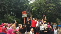 Gubernur DKI Jakarta Anies Baswedan membuka acara lari pagi simpatisan Prabowo Subianto, Gerakan Laskar Prabowo (GL Pro).