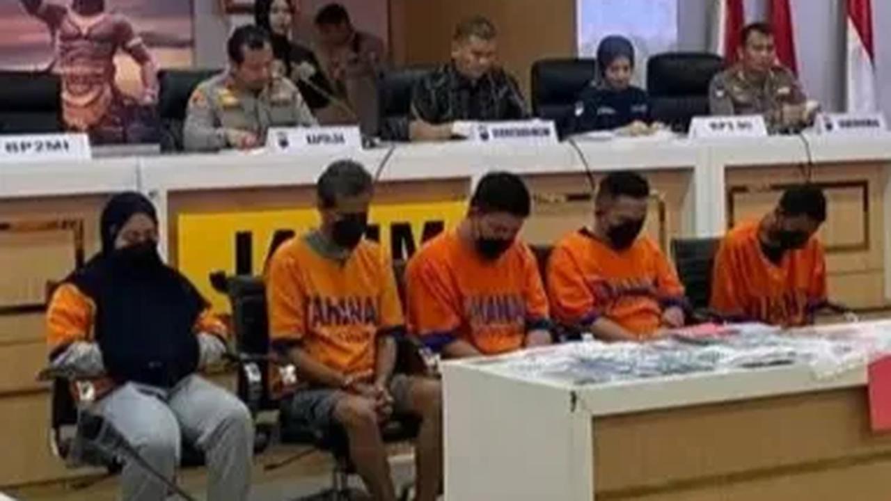 Penyidik Ditreskrimum Polda Metro Jaya telah mengamankan 12 orang tersangka. Mereka yang diamankan ini terkait kasus Tindak Pidana Perdagangan Orang (TPPO) terkait penjualan ginjal.