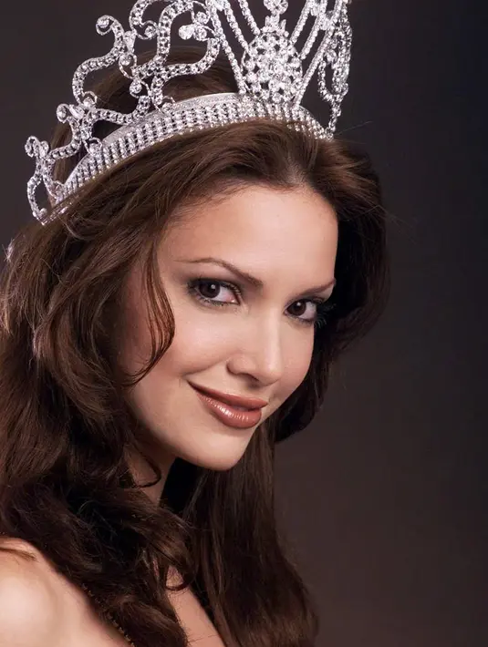 Terpilih sebagai Miss Universe 2001, Denise Quiñones yang berasal dari Puerto Rico kini aktif sebagai pemain film. Salah satunya adalah Aquaman yang berperan sebagai Rachel Torres (instagram/recuerdosdemises)