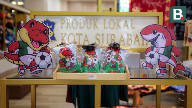 Foto: Berburu Merchandise Piala Dunia U-17 2023 di Kota Surabaya