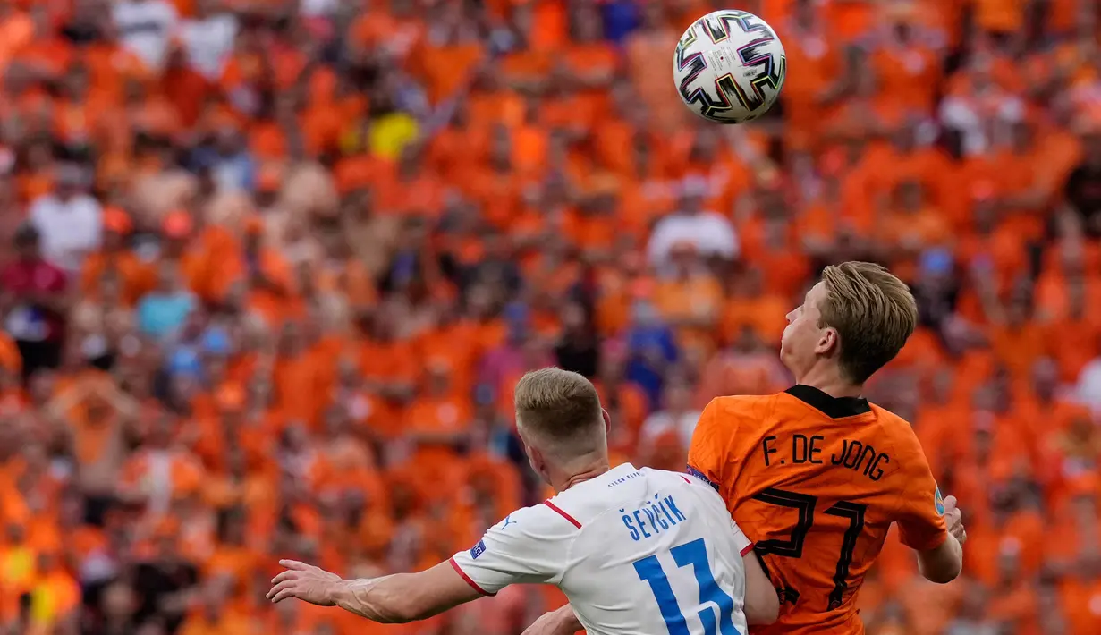 Gelandang timnas Republik Ceko, Petr Sevcik (kiri) menyundul bola saat bersaing dengan gelandang Belanda, Frenkie de Jong pada babak 16 besar Euro 2020 di Puskas Arena, Minggu (27/6/2021). Belanda yang bermain dengan 10 pemain secara mengejutkan disingkirkan Ceko usai kalah 0-2. (Darko Bandic/POOL/A