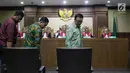 Menpora Imam Nahrawi (kanan) usai disumpah jelang memberi kesaksian pada sidang lanjutan suap dana hibah KONI dengan terdakwa Deputi IV Bidang Peningkatan Prestasi Kemenpora, Mulyana serta Adhi Purnomo dan Eko Triyanta di Pengadilan Tipikor, Jakarta, (4/7/2019). (Liputan6.com/Helmi Fithriansyah)