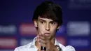 Gelandang Atletico Madrid, Joao Felix memberikan ketarangan kepada awak media saat perkenalan dirinya di Stadion Wanda Metropolitano, Madrid (8/7/2019). Joao Felix akan memakai nomor punggung 7 yang sebelumnya dipakai oleh Antoine Griezmann. (AP Photo/Manu Fernandez)