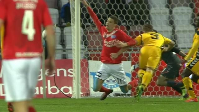 Video aksi protes Bo Henriksen manajer Horsens yang masuk ke lapangan memoprotes keputusan wasit. This video presented by BallBall.