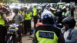 Polisi lalu lintas menggelar razia atau Operasi Patuh Jaya 2018 di Jalan DI Panjaitan, Jakarta Timur, Jumat (27/4). Khusus untuk Operasi Patuh Jaya 2018, para polantas akan memburu mereka yang menggunakan ponsel sambil berkendara (Merdeka.com/Imam Buhori)