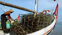 Nelayan menata bubu kepting saat akan melaut di Pantai Jumiang, Pamekasan, Madura, Jatim. Kepiting tangkapan nelayan, akan dipasarkan ke sejumlah rumah makan di Surabaya dan Bali.(Antara)