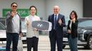 <p>Presiden Direktur Hyundai, Woojune Cha (tengah kiri) memberikan kunci kepada Direktur Kompetisi Usia Muda FIFA, Roberto Grassi (tengah kanan) bersama Wakil Ketua Umum PSSI, Ratu Tisha (kanan) dan COO Hyundai Motors Indonesia, Franciscus Soerjopranoto saat Official Car Handover Ceremony FIFA U-17 World Cup Indonesia di Jakarta International Stadium (JIS), Jakarta, Selasa (07/11/2023). Sebanyak 148 mobil Hyundai dari berbagai jenis diserahkan untuk kendaraan ofisial FIFA selama Piala Dunia U-17 2023. (Bola.com/Bagaskara Lazuardi)</p>