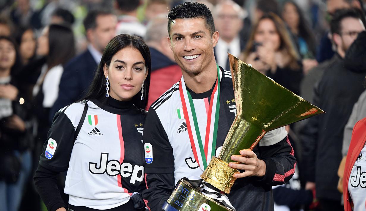 Georgina Rodriguez bersama Cristiano Ronaldo usai meraih Juventus meraih trofi Juara Italia Serie A di stadion Allianz di Turin pada Mei 2019. (AFP/Marco Bertorello)