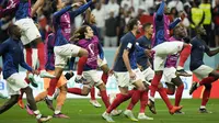 Para pemain Prancis berselebrasi usai pertandingan perempat final Piala Dunia 2022 melawan inggris di Stadion Al Bayt, Al Khor, Qatar, Minggu, 11 Desember 2022. Prancis menang 2-1 dan lolos ke semifinal. (AP Photo/Francisco Seco)