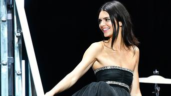 Kendall Jenner Tak Bisa Memotong Timun, Warganet Sebut Itu Tragis