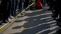 Aksi mahasiswa dibatasi oleh garis pembatas saat demo ‘Menolak Lupa’ di depan Istana Merdeka, Jakarta, Selasa (12/5/2015). Mereka menuntut pemerintah untuk mengusut Tragedi 12 Mei 1998 yang menewaskan 4 mahasiswa Trisakti. (Liputan6.com/Faizal Fanani)