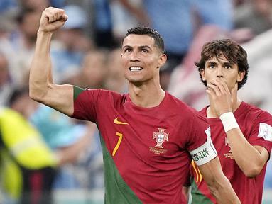 Peran Cristiano Ronaldo sebagai kapten Timnas Portugal belum tergantikan sejak 2008 hingga saat ini. Gol CR7 ke gawang Ghana pada laga Grup H membuatnya masuk buku sejarah sebagai pemain pertama yang mencetak gol dalam lima edisi Piala Dunia. (AP/Martin Meissner)