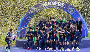Pemain Paris Saint-Germain (PSG) melakukan selebrasi usai menjuarai Liga champions 2024/2025 di Stadion Allianz Arena, Minggu (01/06/2025) dini hari WIB. (AP Photo/Matthias Schrader)