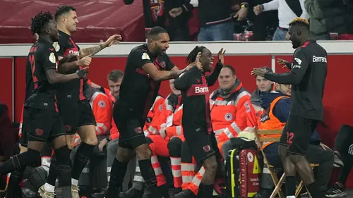 Selebrasi pemain Bayer Leverkusen Jeremie Frimpong. Pemuda 23 tahun itu diincar Manchester United (AP)