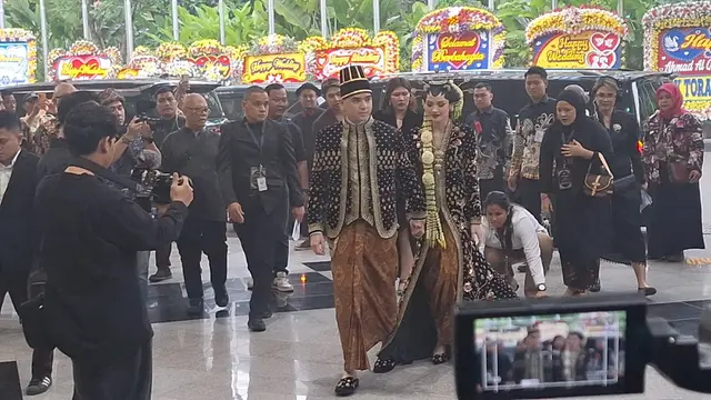Potret Cinta Laura di acara ngunduh mantu Al Ghazali, ngaku salah kostum, ngasal ambil baju di lemari