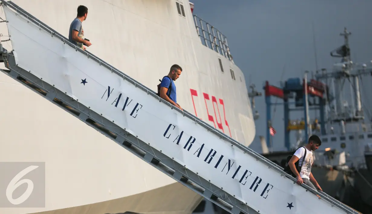 Sejumlah awak kapal terlihat menuruni tangga Kapal perang kelas fregat Angkatan Laut Italia, ITS Carabiniere F-593 di dermaga Terminal Peti Kemas Pelabuhan Tanjung Priok, Jakarta, Kamis (9/3). (Liputan6.com/Faizal Fanani)