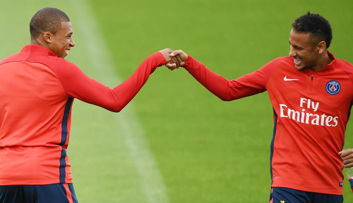 Pemain baru Paris Saint-Germain, Kylian Mbappe dan Neymar Jr saat latihan bersama di Paris, Rabu (6/9/2017). Striker 18 tahun tersebut menjalani latihan perdananya bersama armada Les Parisiens. (AFP/Franck Fife)