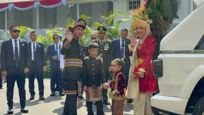 Gibran Sekeluarga Berbusana Adat, HUT RI Jadi Lebih Meriah!