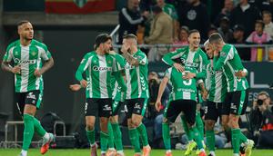 Skuad Real Betis merayakan gol Antony ke gawang Barcelona Minggu (7/12/2025) (AP Photo/Manu Reino)