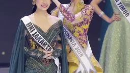 Puteri Indonesia 2018 Sonia Fergina Citra memakaikan mahkota kapada Frederika Alexis Cull (kiri) yang terpilih sebagai Puteri Indonesia 2019, Jakarta, Jumat (8/3). Frederika merupakan perwakilan Puteri Indonesia DKI Jakarta 1. (Fimela.com/Bambang E Ros)