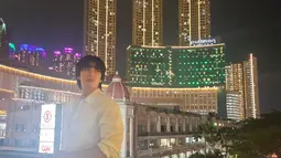 Mantan pacar Jisoo ini mengabadikan foto dengan pemandangan malam hari. Tampak gedung tinggi menghiasi setiap sisinya. (Foto: Instagram/ bohyunahn)