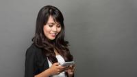 Seorang wanita menggunakan smartphone. © odua/depositphotos.com