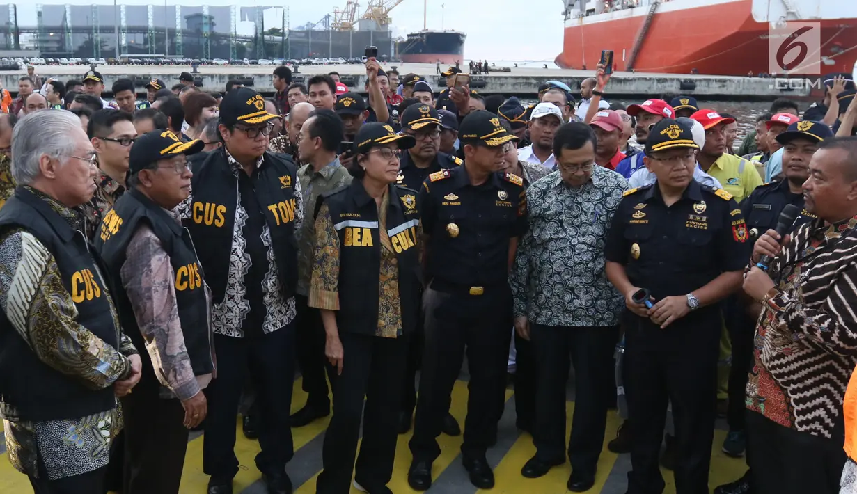 Menkue Sri Mulyani, Menko Bidang Perekonomian Darmin Nasution, Menperin Airlangga Hartarto dan Mendag  Enggartiasto Lukita saat peluncuran Simplifikasi Ekspor Kendaraan Bermotor Dalam Bentuk Jadi (CBU), Jakarta, Selasa (12/2). (Liputan6.com/Angga Yuniar)