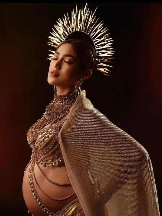 Untuk pemotretannya kali ini, Jessica Iskandar mengusung beragam tema. Salah satu yang mencuri perhatian adalah saat bergaya ala penyanyi ternama Beyonce. (Instagram/inijedar).