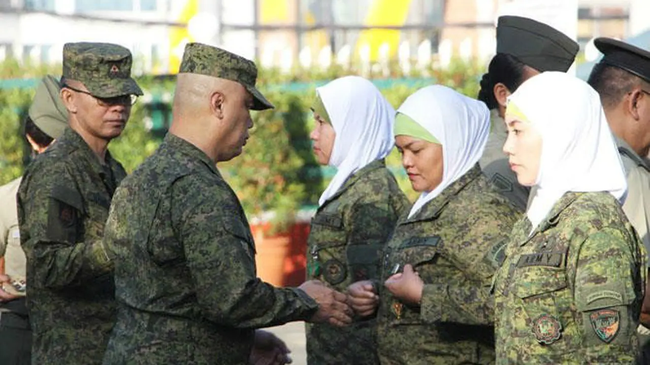 Tentara berhijab Filipina menerima penghargaan dari perwira tinggi Angkatan Bersenjata Filipina (Armed Forces of the Philippines)