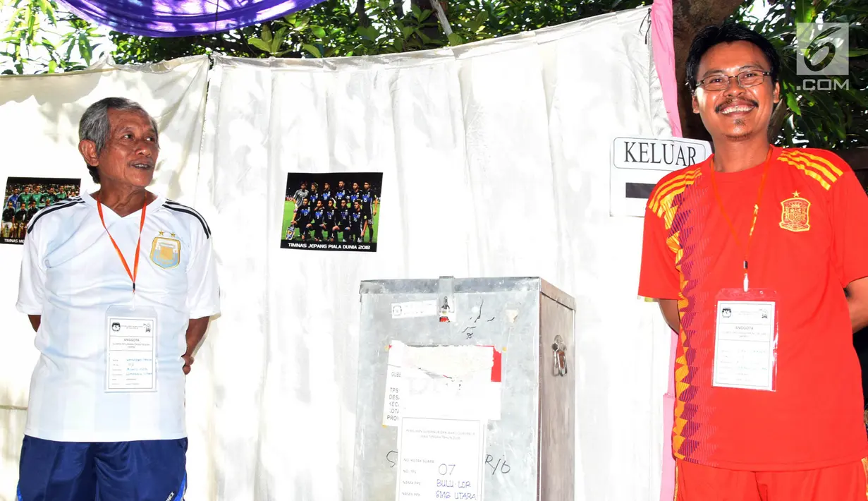 Petugas KPPS menggunakan jersey negara peserta Piala Dunia pada Pilkada Serentak 2018 di TPS 7 Kelurahan Bulu Lor, Semarang. Rabu (27/6). Konsep Piala Dunia tak hanya jersey tapi diikuti ornamen dan bendera dari perwakilan negara. (Liputan6.com/Gholib)