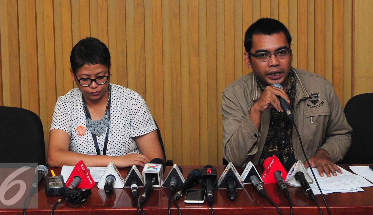 Kabag Pemberitaan dan Publikasi KPK Priharsa Nugraha (kanan) memberikan penjelasan terkait penetapan tersangka baru terkait kasus suap dalam proyek di Kemenpupera tahun anggaran 2016 di Gedung KPK, Jakarta, Rabu (2/3). (Liputan6.com/Helmi Afandi)