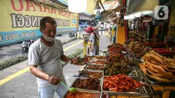 Lauk-pauk disajikan di warung nasi kapau di kawasan Senen, Jakarta Pusat, Senin (19/10/2020). Pelonggaran pembatasan sosial berskala besar (PSBB) kembali ke fase transisi disambut baik oleh para pelaku usaha kuliner karena pengunjung dapat kembali bersantap di tempat. (Liputan6.com/Faizal Fanani)