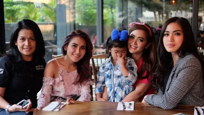 [Bintang] Jessica Iskandar dan Ayu Ting Ting