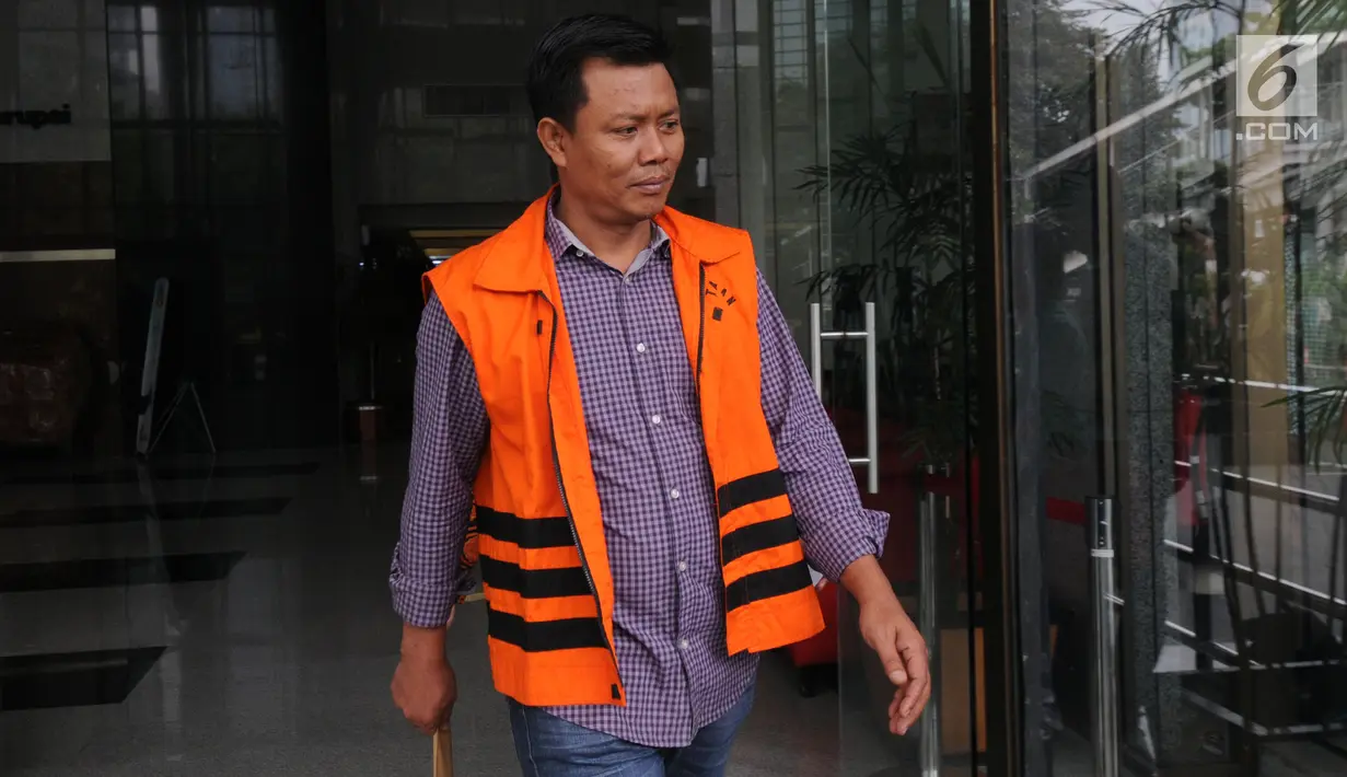 Tersangka mantan anggota DPRD Sumut, Muslim Simbolon keluar gedung KPK usai menandatangani berkas perpanjangan penahanan, Jakarta (1/10). Muslim Simbolon ditangkap terkait kasus Pengesahan Perubahan APBD 2013, 2014 dan 2015. (Merdeka.com/Dwi Narwoko)