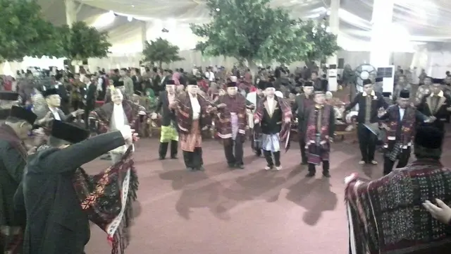 [Bintang] Pesta Adat Kahiyang dan Bobby