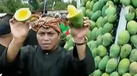 Lima ribu buah mangga yang dibentuk gunungan ludes diserbu ribuan warga Pemalang, Jawa Tengah.