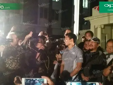 Ratusan warga Indonesia hadir dalam acara Meet and Greet bersama Rio Haryanto yang digelar di Kantor Konsulat Jenderal Republik Indonesia di Melbourne, Australia, Rabu (16/3/2016). (Bola.com/Yus Mei Sawitri)