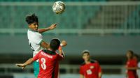 Pemain Timnas Indonesia U-17, Arkhan Kaka (atas) berduel udara dengan pemain Palestina, Mohamad Nouri pada laga Grup B Kualifikasi Piala Asia U-17 2023 antara Timnas Indonesia menghadapi Palestina di Stadion Pakansari, Bogor, Jumat (7/10/2022). (Bola.com/M Iqbal Ichsan)