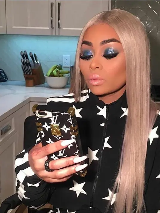 Netizen pun banyak yang mengomentari foto tersebut dengan cuitan yang negatif di media sosial Twitter. (instagram/blacchyna)