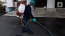 Petugas menyemprotkan cairan disinfektan di halaman luar Museum Gajah atau Museum Nasional, Jakarta Pusat, Senin (16/3/2020). Penyemprotan yang dilakukan saat museum ditutup itu sebagai upaya mencegah penyebaran wabah virus Corona (COVID-19). (Liputan6.com/Johan Tallo)