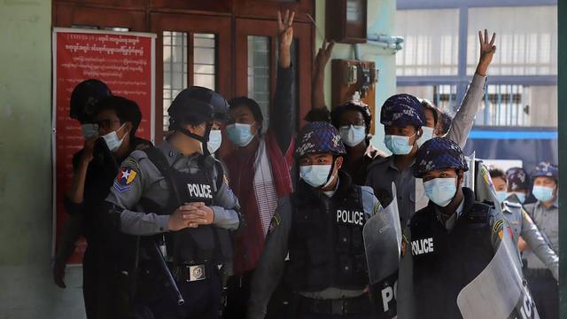 Warga Myanmar melakukan aksi unjuk rasa untuk memprotes kudeta militer.(AFP Photo)