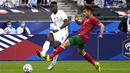 Gelandang timnas Prancis, Paul Pogba berebut bola dengan gelandang Bulgaria, Dominik Yankov pada laga uji coba menjelang Piala Eropa 2020 di Stade de France, Rabu (9/6/2021) dini hari WIB. Timnas Prancis menaklukkan Bulgaria dengan skor meyakinkan 3-0. (AP Photo/Francois Mori)