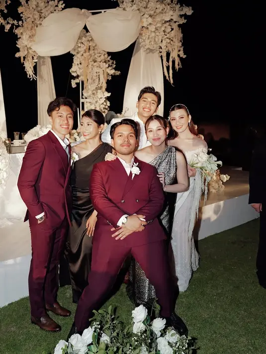 Kehadirannya langsung mencuri perhatian lantaran terlihat begitu anggun sebagai bumil cantik [@aaliyah.massaid]