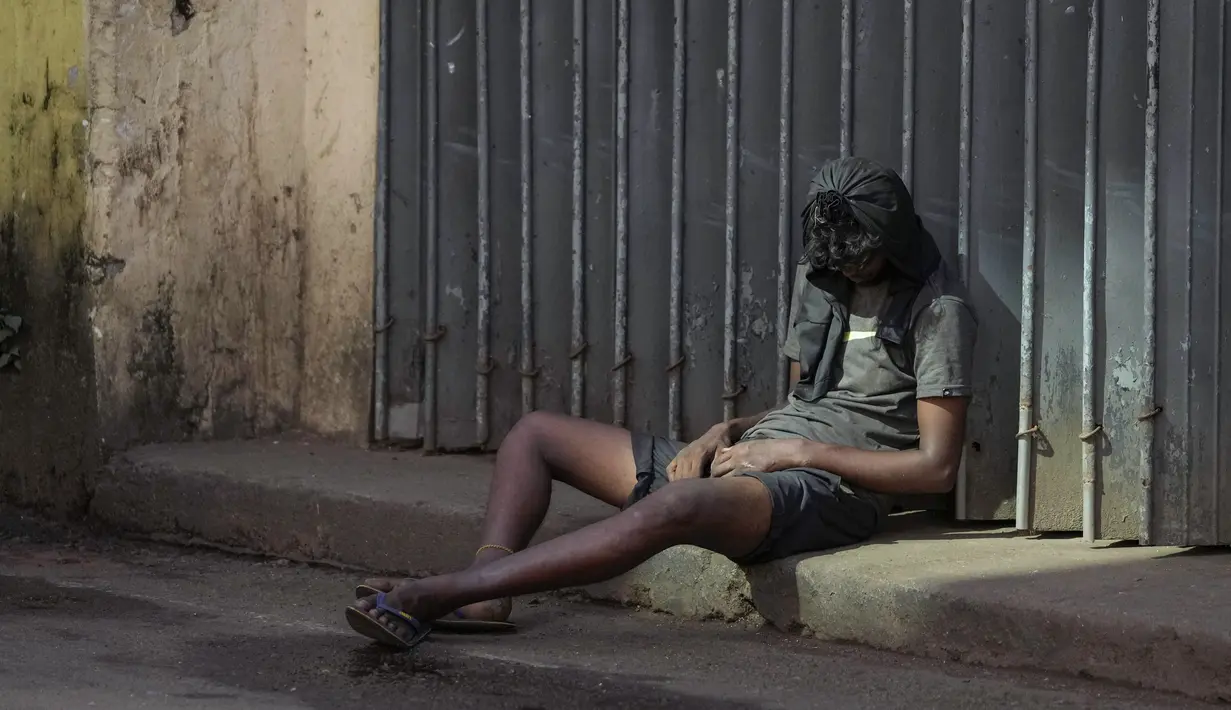 <p>Buruh harian tidur siang di toko yang tutup saat menunggu pekerjaan di pasar grosir di Kolombo, Sri Lanka, Minggu (26/6/2022). Sri Lanka bangkrut dengah beban utang yang besar, kehilangan pendapatan pariwisata dan efek lain dari pandemi Covid-19, serta melonjaknya biaya komoditas. (AP Photo/Eranga Jayawardena)</p>
